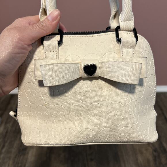 Betsy Johnson Embossed Skull Purse Ivory Mini Crossbody Bag Handbag Bow - Picture 2 of 9